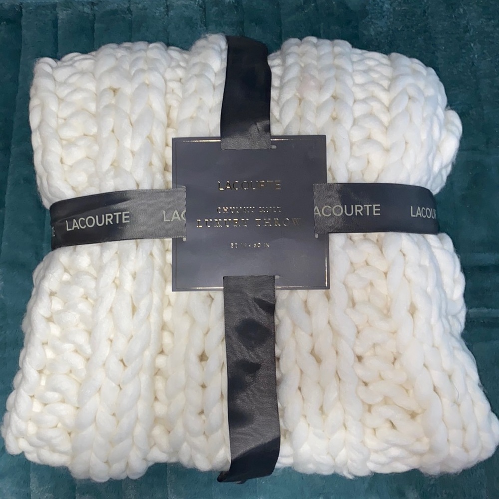 🆕Lacourte Chunky Knit luxury throw 50”x 60” off-white